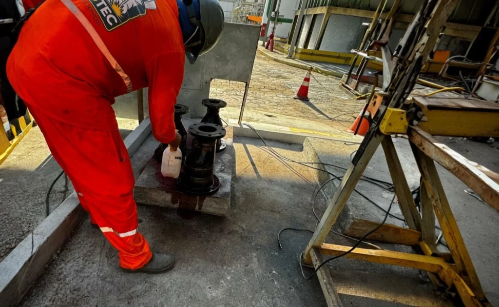 Ensaios líquidos penetrantes e testes operacionais com rastreabilidade total, realizados por equipe certificada.