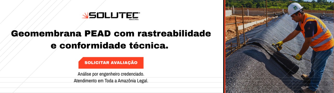 Técnico da Solutec-AM instala geomembrana PEAD com rastreabilidade e conformidade técnica em obra de contenção na Amazônia Legal.